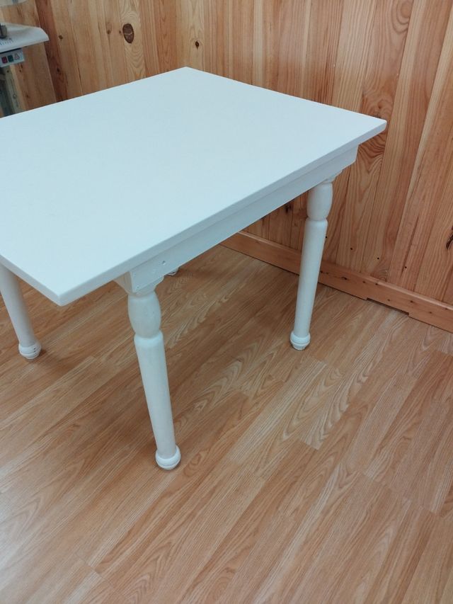 Mesa de madera blanca