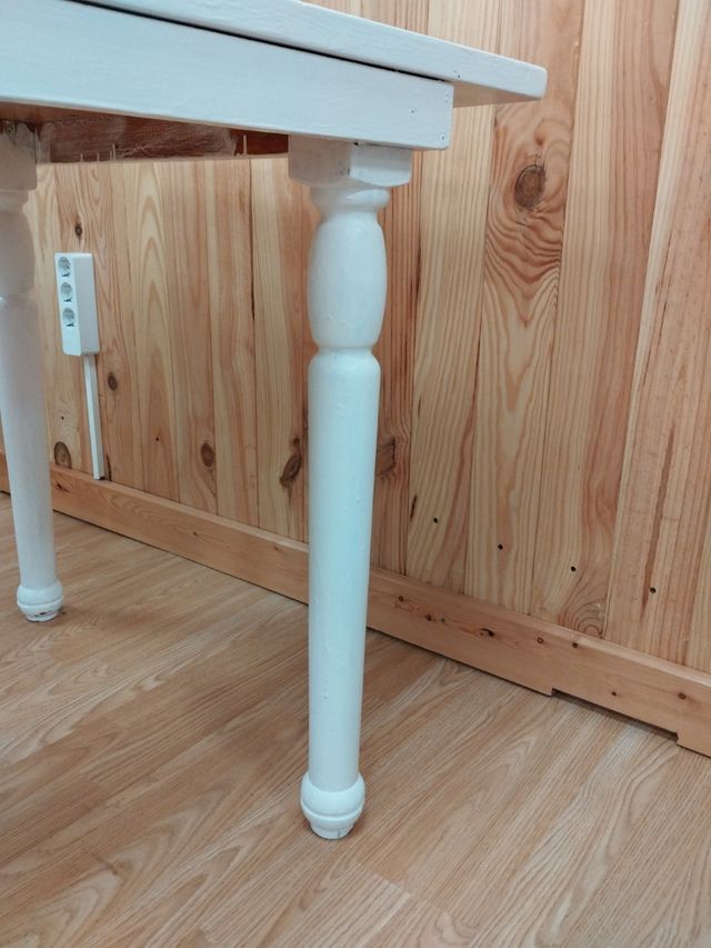 Mesa de madera blanca