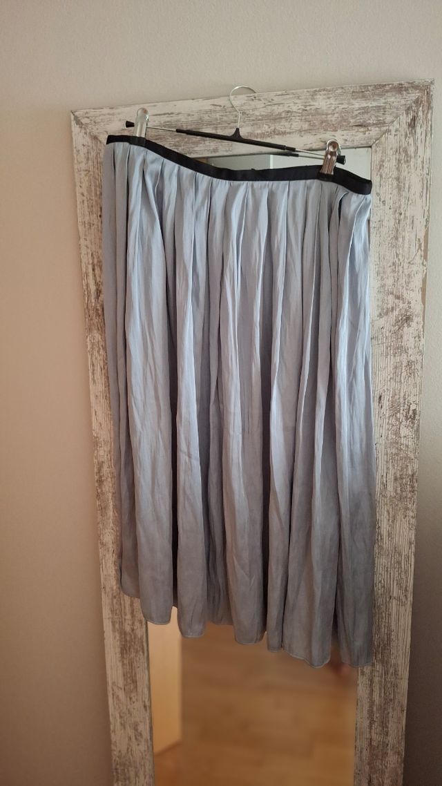 Falda plisada en azul claro