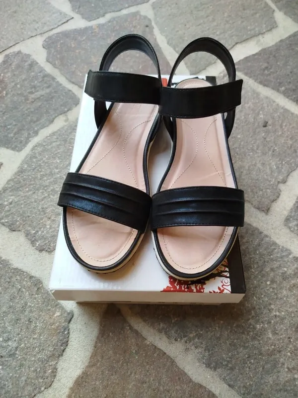 Sandali neri eleganti