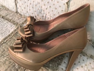 Zapatos de tacón Pura Lopez dorados
