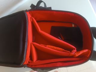 Mochila para cámara réflex negra y roja