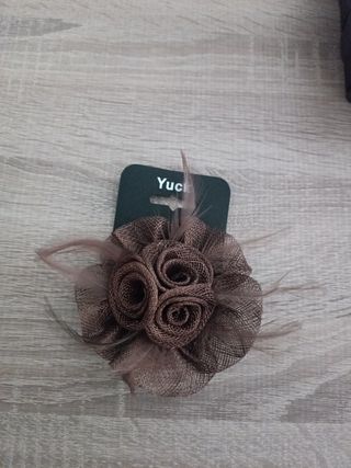Tocado/Broche Flores y Plumas Beige/Marrón