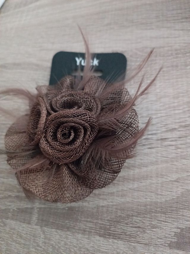 Tocado/Broche Flores y Plumas Beige/Marrón