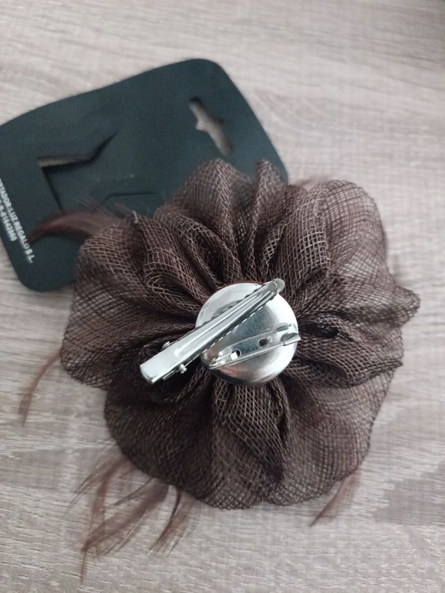 Tocado/Broche Flores y Plumas Beige/Marrón