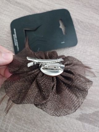 Tocado/Broche Flores y Plumas Beige/Marrón