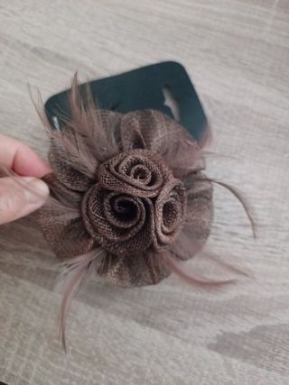 Tocado/Broche Flores y Plumas Beige/Marrón