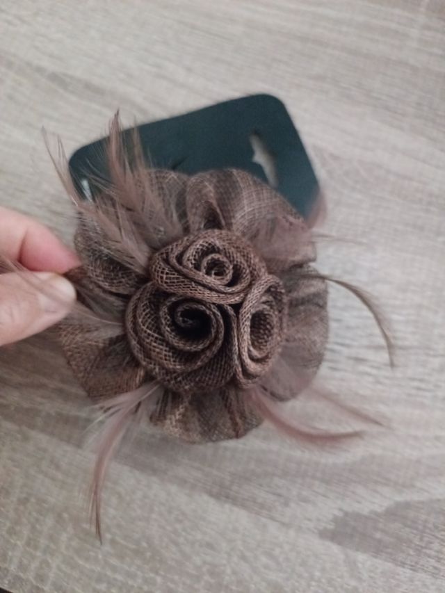 Tocado/Broche Flores y Plumas Beige/Marrón