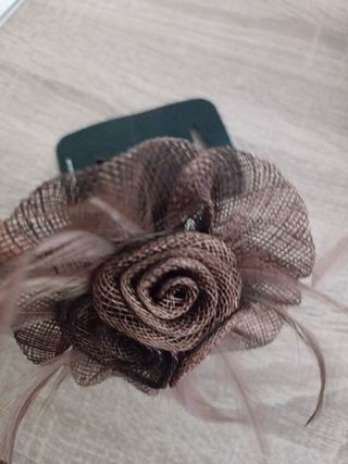Tocado/Broche Flores y Plumas Beige/Marrón