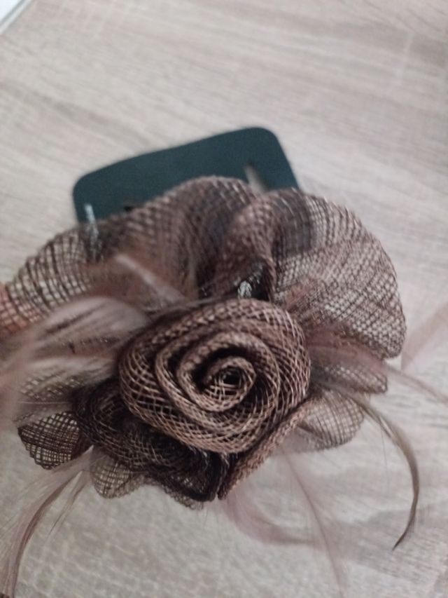 Tocado/Broche Flores y Plumas Beige/Marrón