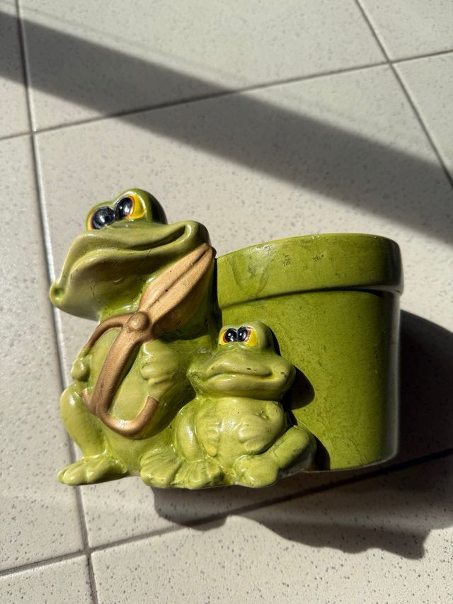 Portavaso in ceramica verde a forma di rana