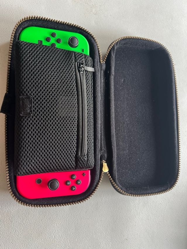 Nintendo Switch verde e rosa.