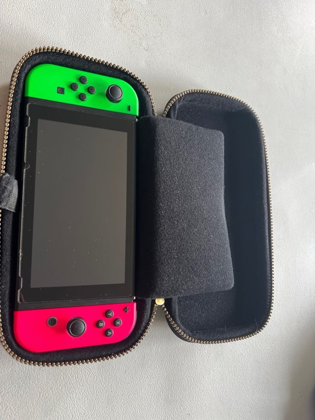 Nintendo Switch verde e rosa.