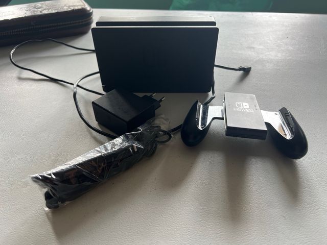 Nintendo Switch verde e rosa.