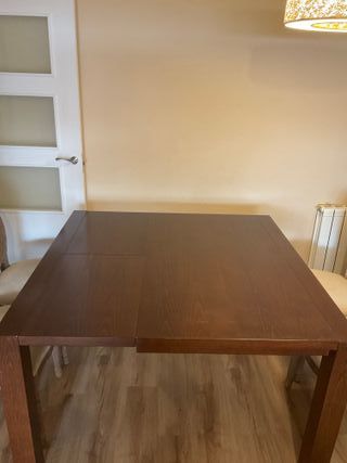 Mesa de comedor de madera