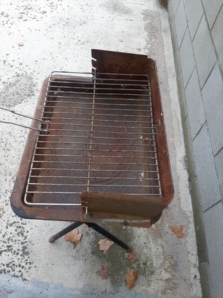 Barbacoa pequeña de metal