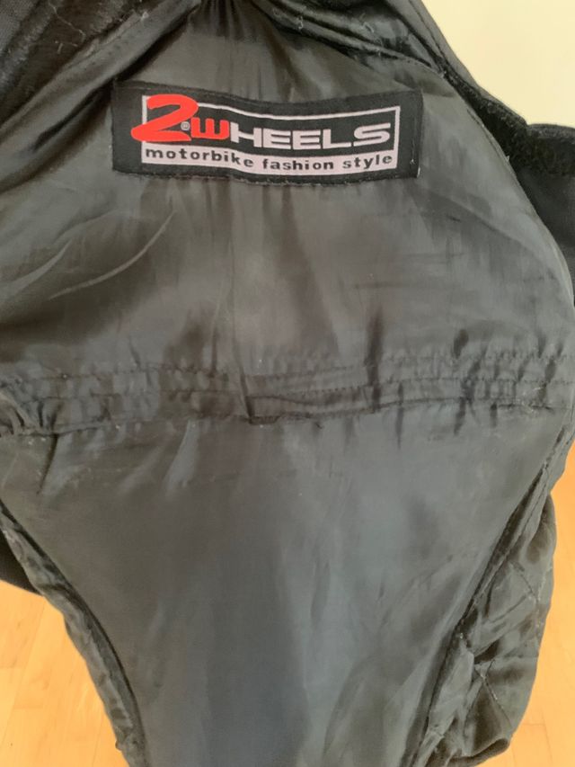 Chaqueta de moto con protecciones (L) pero talla M