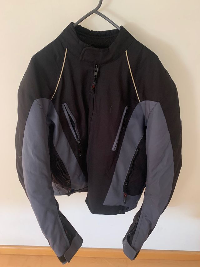 Chaqueta de moto con protecciones (L) pero talla M