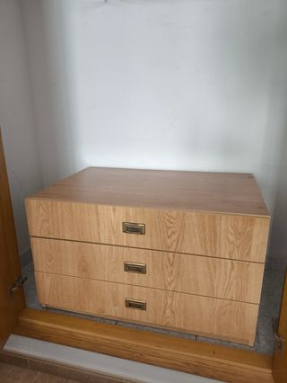 Cómoda de madera con 3 cajones