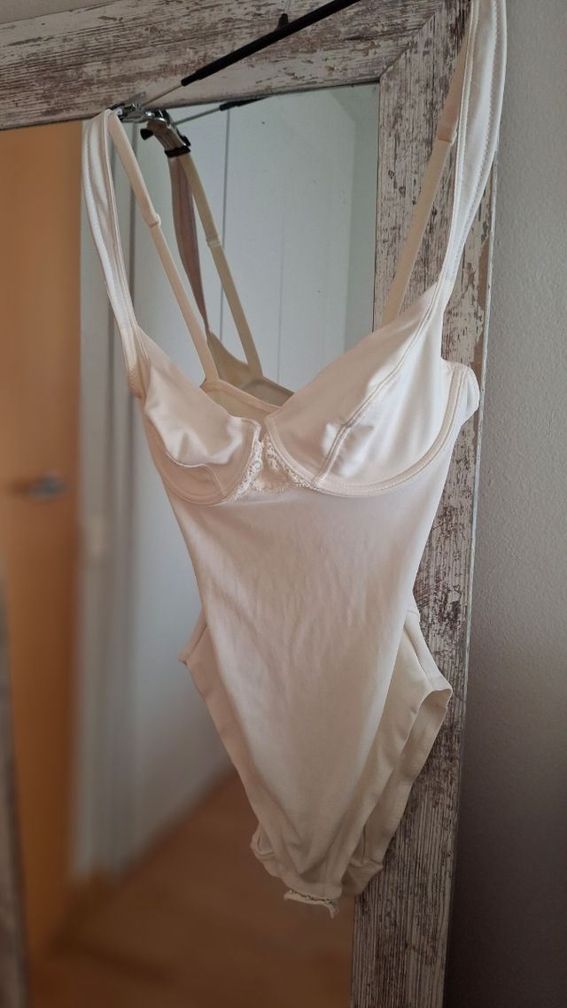 Body blanco roto con encaje. Talla 34 B.  