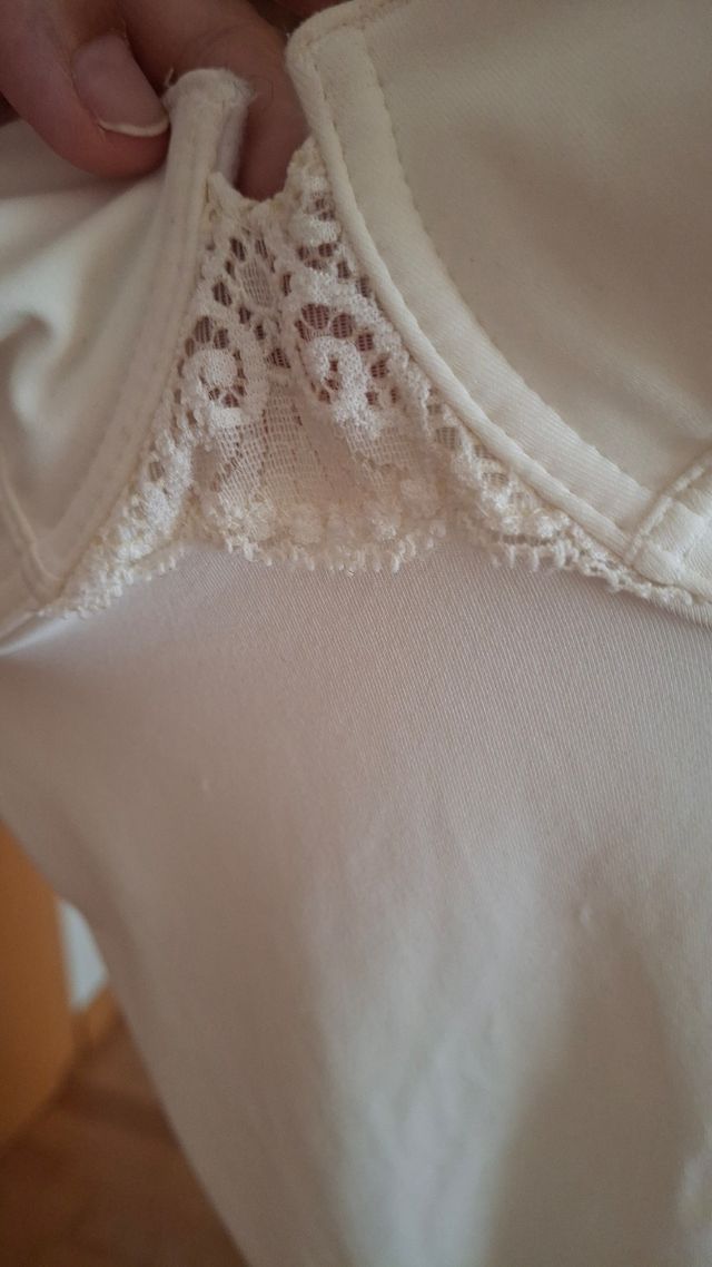 Body blanco roto con encaje. Talla 34 B.  