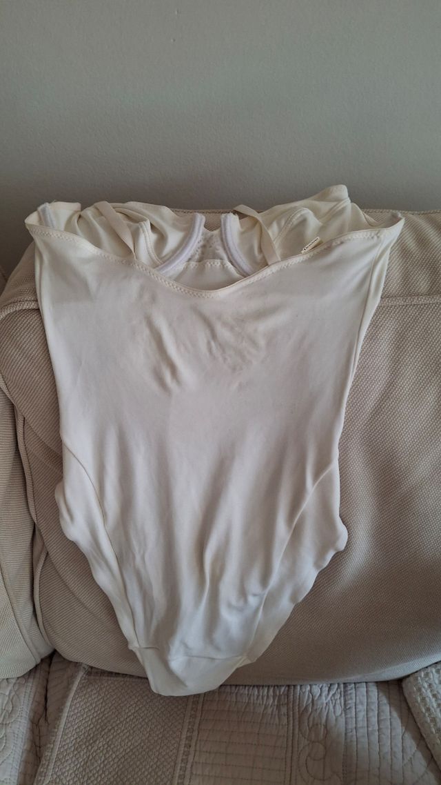 Body blanco roto con encaje. Talla 34 B.  