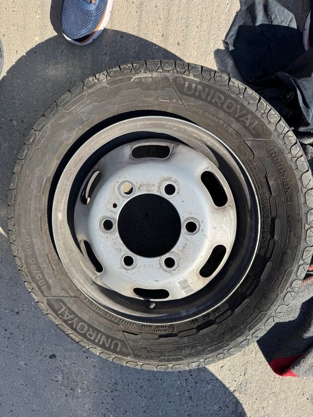 Llanta Uniroyal para furgón Iveco