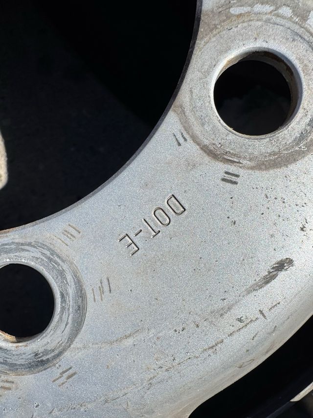 Llanta Uniroyal para furgón Iveco