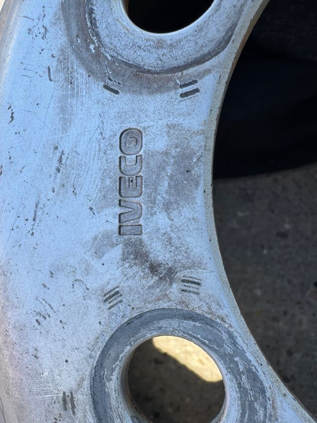 Llanta Uniroyal para furgón Iveco