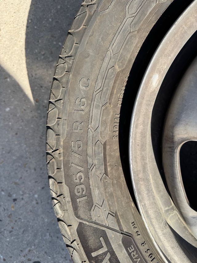 Llanta Uniroyal para furgón Iveco