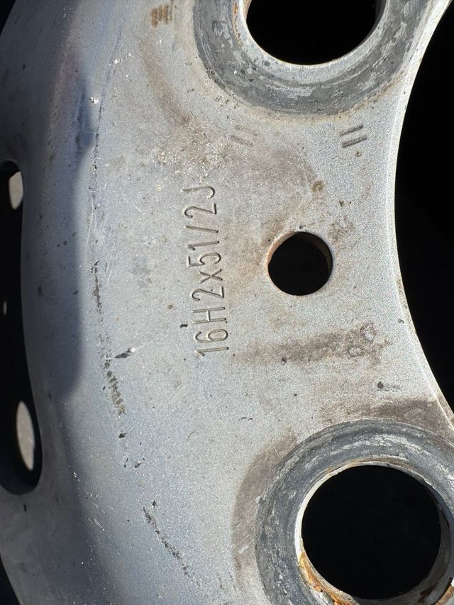 Llanta Uniroyal para furgón Iveco