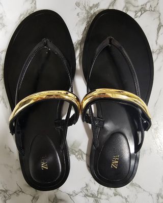 Sandalias ZARA Mujer Negras con Dorado