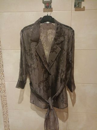 Vestido de boda gris de Andamio y chaqueta a juego