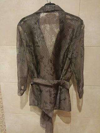 Vestido de boda gris de Andamio y chaqueta a juego