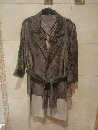 Vestido de boda gris de Andamio y chaqueta a juego