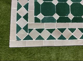Mesa de mosaico artesanal verde y blanco