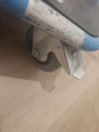 Carretilla industrial azul