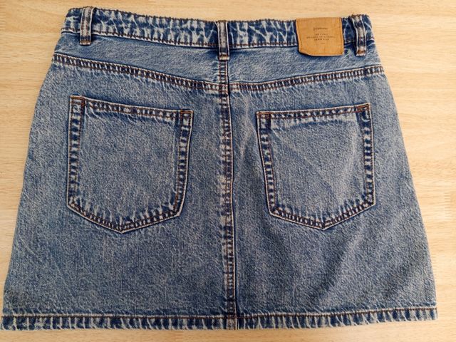 Falda vaquera con perlas.