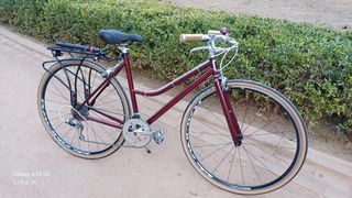 Bicicleta de paseo, color burdeos + regalos