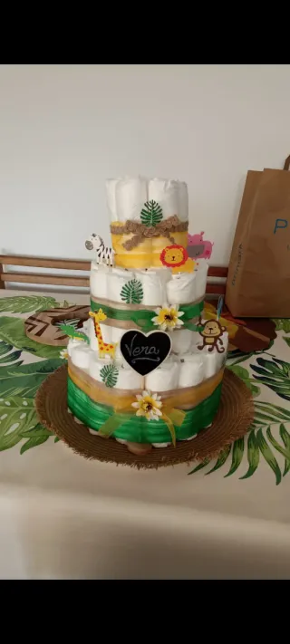 Tarta de pañales, regalo, fiesta de bebé.