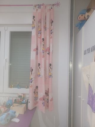 Edredón y cortinas rosa y blanco