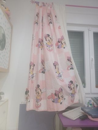 Edredón y cortinas rosa y blanco