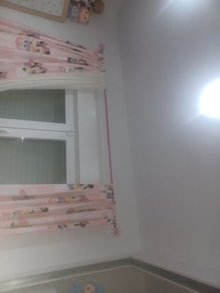 Edredón y cortinas rosa y blanco