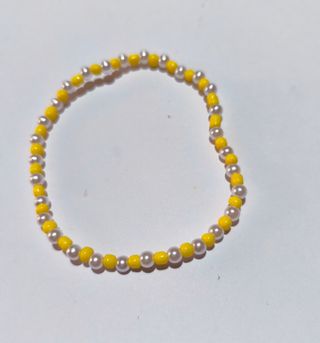 *Pulsera Morada Amarilla y Blanca con Dijes*