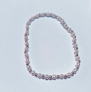 *Pulsera Morada Amarilla y Blanca con Dijes*