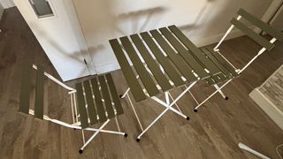 Conjunto mesa y 2 sillas plegables verde