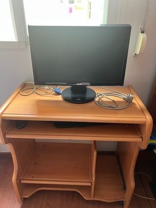 Escritorio de madera con monitor