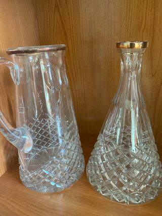 Jarra y Botella de Cristal con Borde Dorado