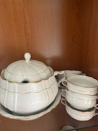 Jarra y Botella de Cristal con Borde Dorado