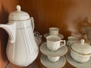 Jarra y Botella de Cristal con Borde Dorado